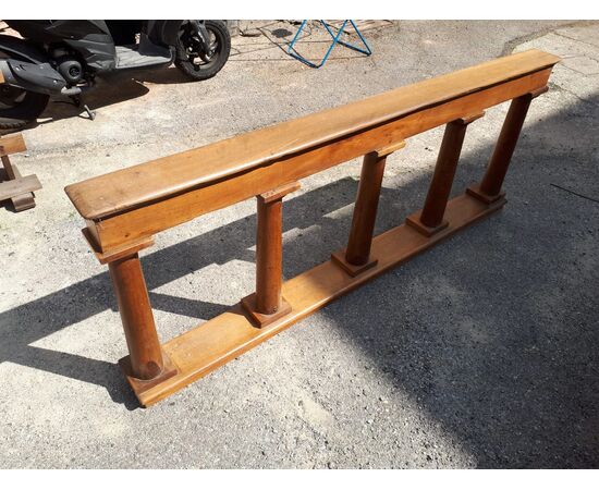 Elegante balaustra in legno di noce restaurata.  misure cm. 200 per 78 per 17