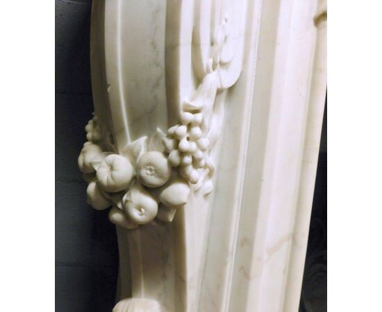 chm521 camino in marmo bianco scolpito, mis. larg. cm 170 max x h cm 126, p. 45 piano