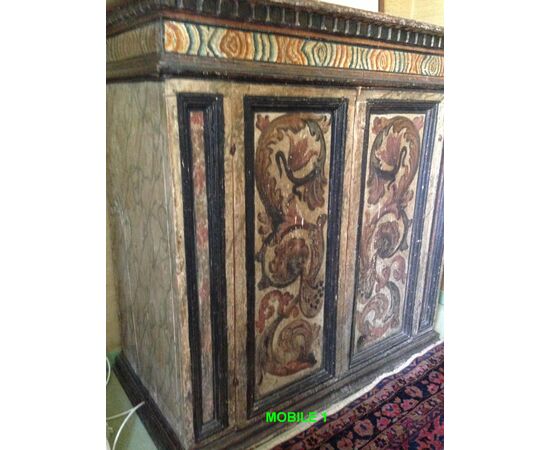 Pair of Genoese wooden fruit confetti with two lacquered doors and decorated with festoons     