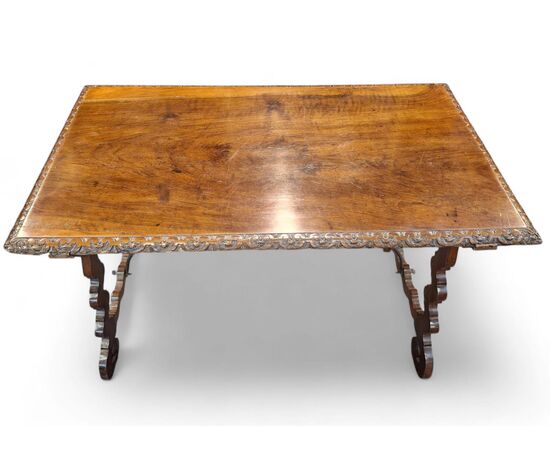 Tavolo con gambe a lira