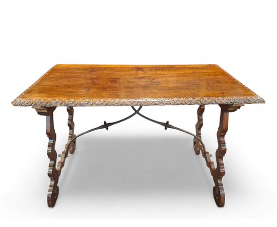 Tavolo con gambe a lira