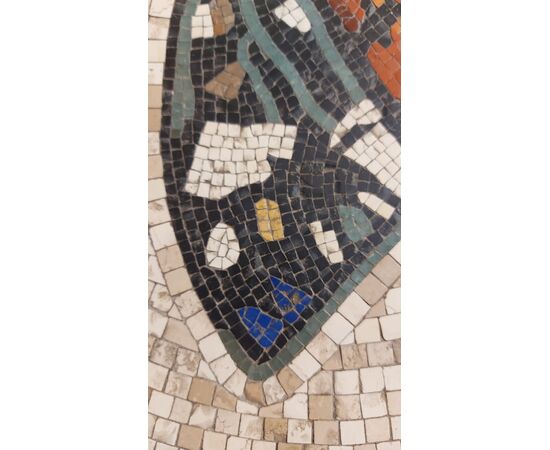 Tavolino rotondo con piano in mosaico