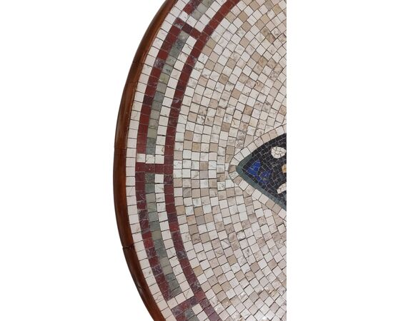 Tavolino rotondo con piano in mosaico