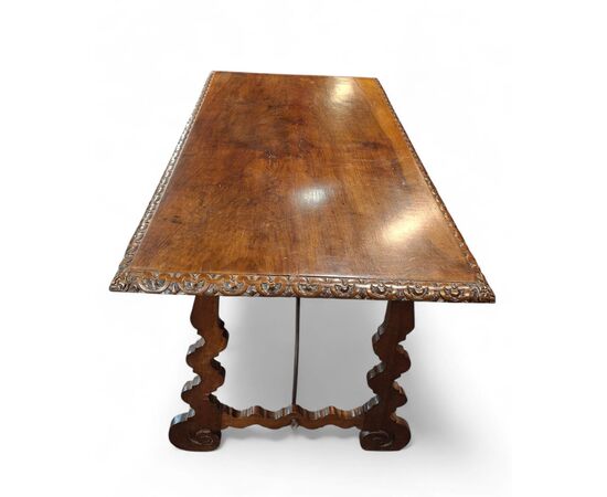 Tavolo con gambe a lira