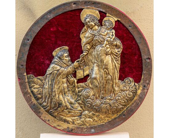 Tondo con rilievo a sbalzo Madonna con bambino e santo - Bronzo dorato - XVI secolo
