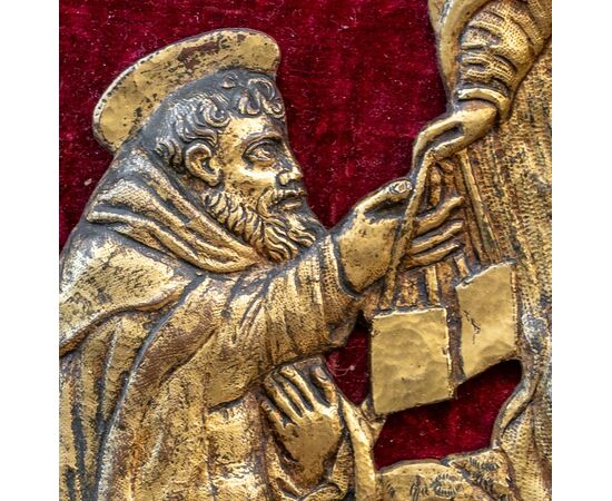 Tondo con rilievo a sbalzo Madonna con bambino e santo - Bronzo dorato - XVI secolo