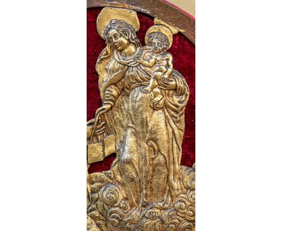 Tondo con rilievo a sbalzo Madonna con bambino e santo - Bronzo dorato - XVI secolo