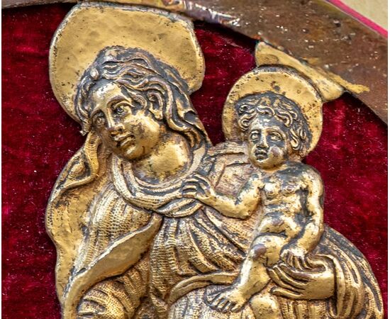 Tondo con rilievo a sbalzo Madonna con bambino e santo - Bronzo dorato - XVI secolo