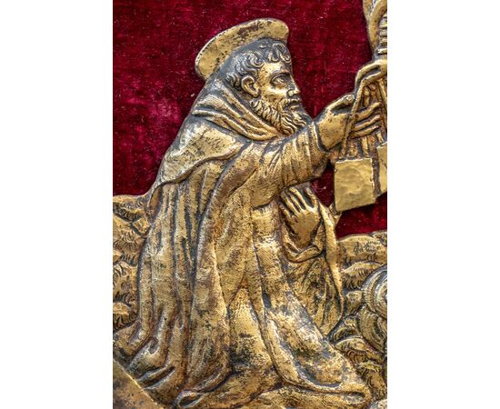 Tondo con rilievo a sbalzo Madonna con bambino e santo - Bronzo dorato - XVI secolo