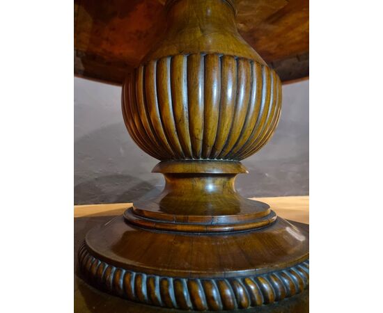 Tavolo tondo in noce Impero 1840 alta qualità