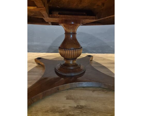 Tavolo tondo in noce Impero 1840 alta qualità