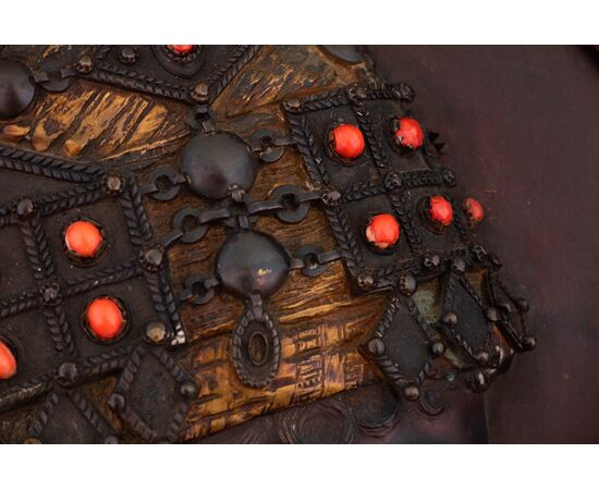 Émile Guillemin (1841-1907), “Profilo di donna orientale in bronzo con patina e smalti”