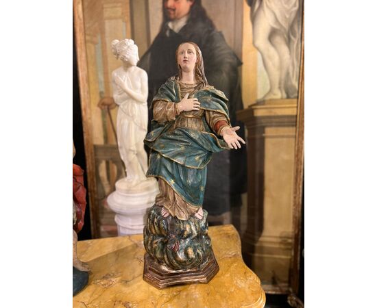 Scultura raffigurante la Madonna Assunta