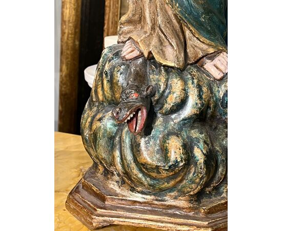 Scultura raffigurante la Madonna Assunta