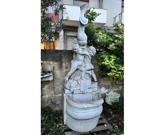 
Fontana da muro in marmo bianco con putti e delfino, XX secolo