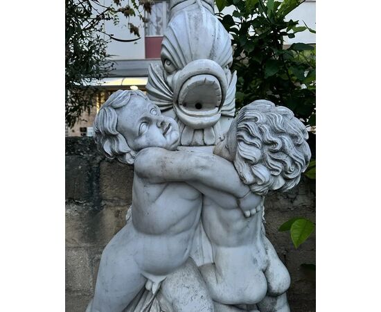 
Fontana da muro in marmo bianco con putti e delfino, XX secolo