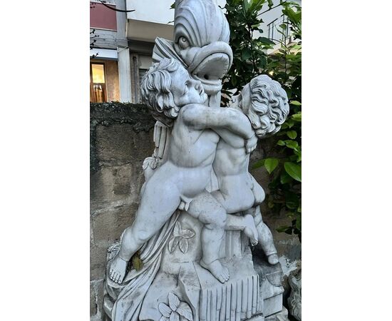 
Fontana da muro in marmo bianco con putti e delfino, XX secolo