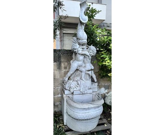 
Fontana da muro in marmo bianco con putti e delfino, XX secolo