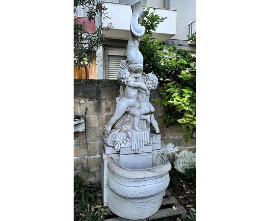 
Fontana da muro in marmo bianco con putti e delfino, XX secolo