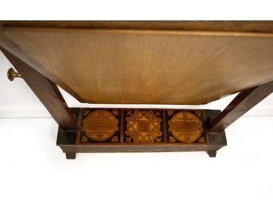 Psiche da tavolo in noce e intarsi in legni diversi, prima metà del XIX secolo