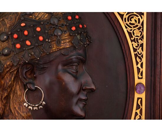 Émile Guillemin (1841-1907), “Profilo di donna orientale in bronzo con patina e smalti”