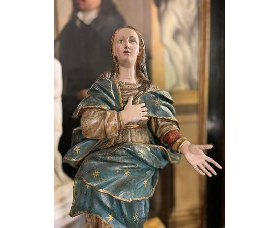 Scultura raffigurante la Madonna Assunta