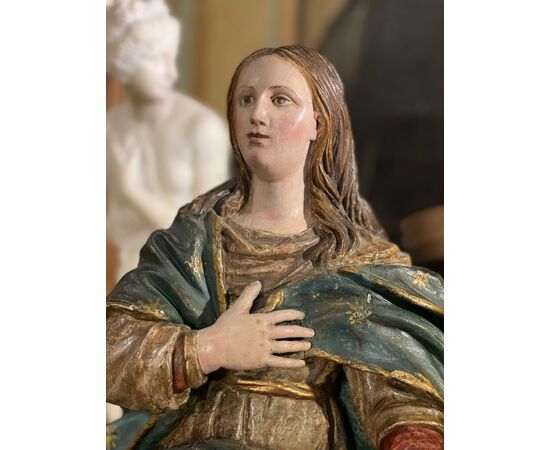 Scultura raffigurante la Madonna Assunta