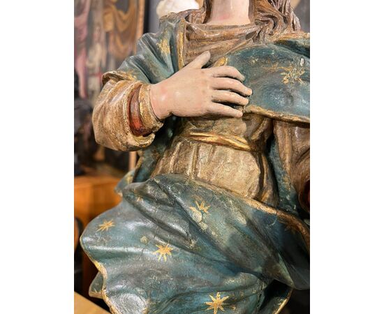 Scultura raffigurante la Madonna Assunta