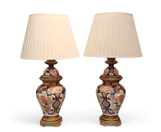COPPIA DI LAMPADE IN PORCELLANA - IMARI - PERIODO EDO (1603 - 1868)