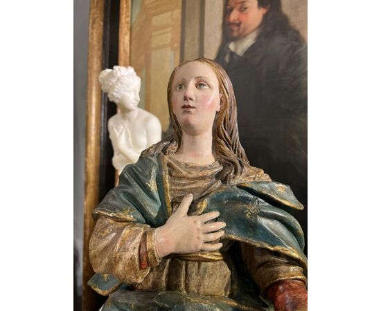 Scultura raffigurante la Madonna Assunta