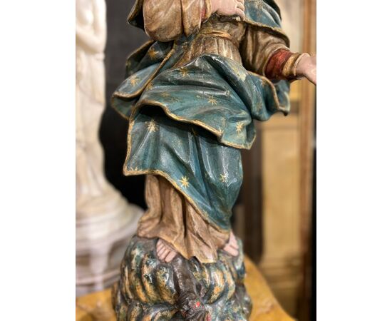 Scultura raffigurante la Madonna Assunta