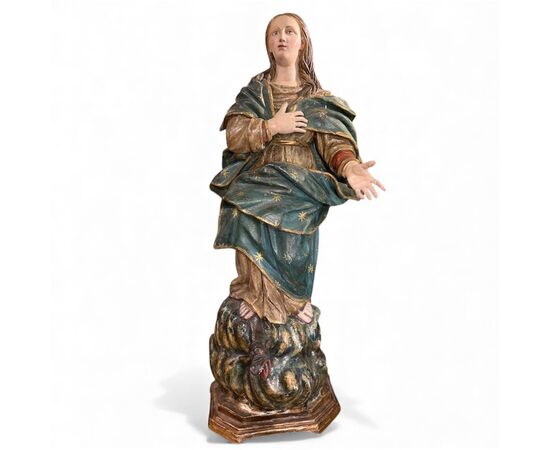 Scultura raffigurante la Madonna Assunta