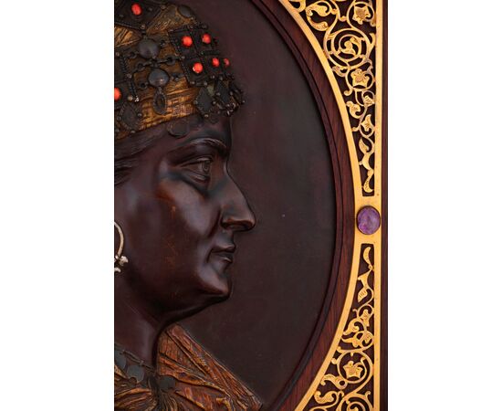 Émile Guillemin (1841-1907), “Profilo di donna orientale in bronzo con patina e smalti”