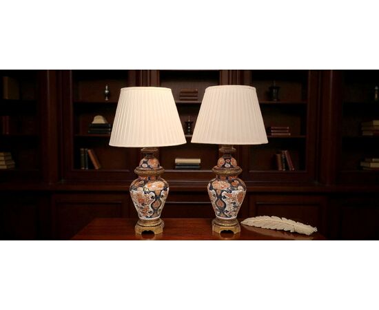 COPPIA DI LAMPADE IN PORCELLANA - IMARI - PERIODO EDO (1603 - 1868)