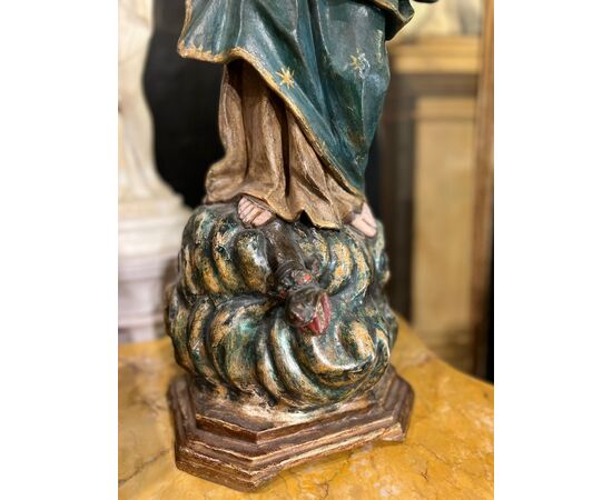 Scultura raffigurante la Madonna Assunta