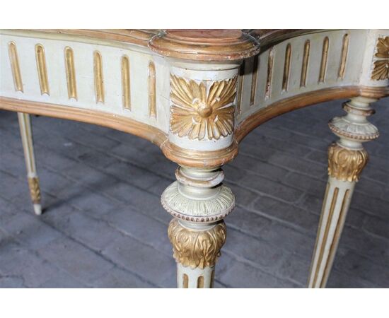 Lacquered and golden console with restored decorations - &#39;700     