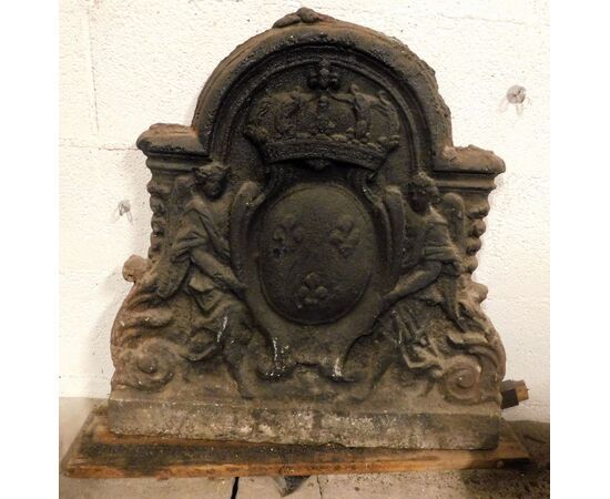 p139 cast iron plate with crown and angels cm 60 x 62 h     