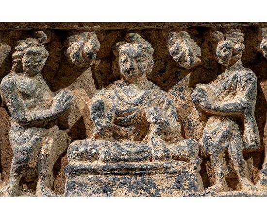 Scultura in scisto con Buddha seduto fra i devoti - Arte Gandhara - II/III secolo d.c.