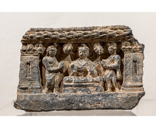 Scultura in scisto con Buddha seduto fra i devoti - Arte Gandhara - II/III secolo d.c.