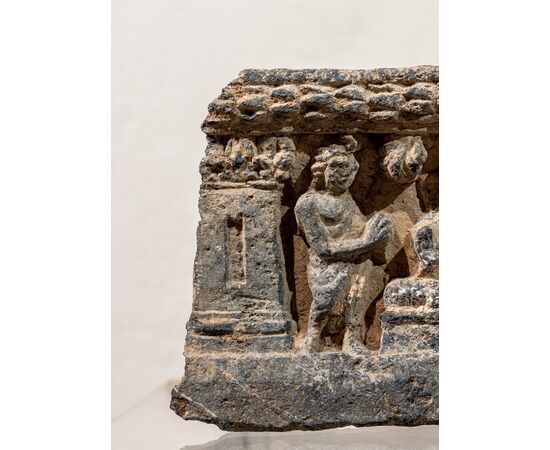 Scultura in scisto con Buddha seduto fra i devoti - Arte Gandhara - II/III secolo d.c.
