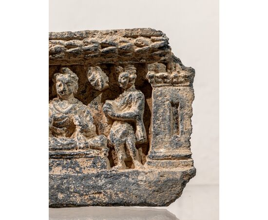 Scultura in scisto con Buddha seduto fra i devoti - Arte Gandhara - II/III secolo d.c.
