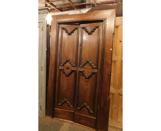 pti573 door from the early 18th century, chestnut, h 214 cm x wide 128 cm,     