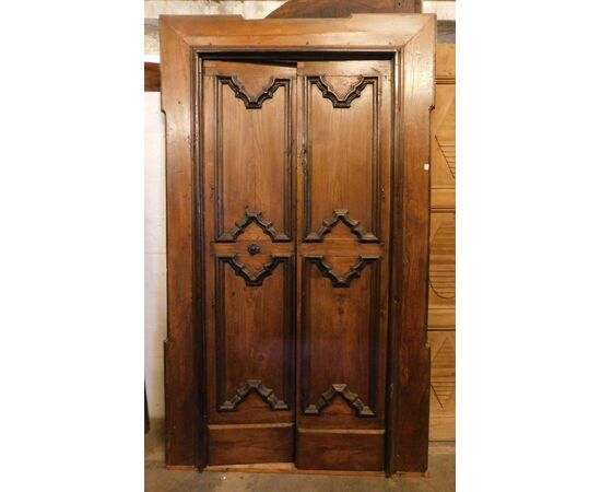 pti573 door from the early 18th century, chestnut, h 214 cm x wide 128 cm,     
