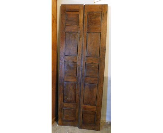 pti577 door with 10 rusticated panels, walnut, late 18th century; height 230 cm x wide 80 cm     