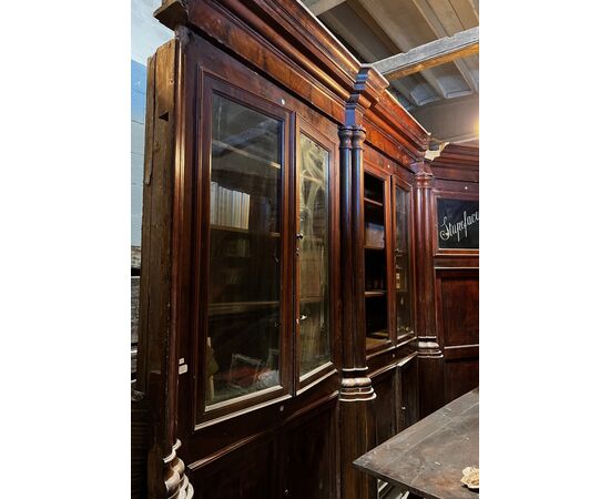 LIB160 - Farmacia in noce, con colonne e due porte, epoca '800, misure metri lineari 9,34 x H 2,84