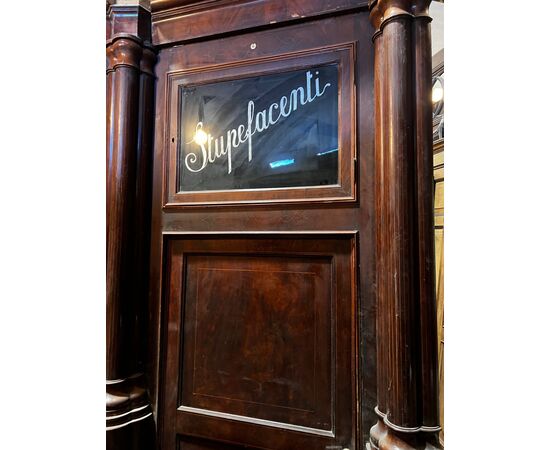 LIB160 - Farmacia in noce, con colonne e due porte, epoca '800, misure metri lineari 9,34 x H 2,84