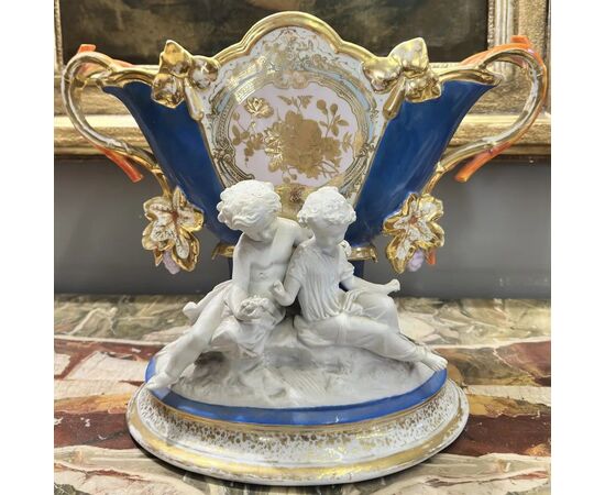 
Centrotavola in porcellana smaltata, XIX secolo