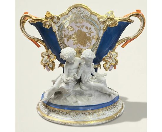 
Centrotavola in porcellana smaltata, XIX secolo