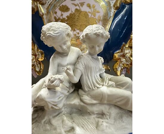 
Centrotavola in porcellana smaltata, XIX secolo