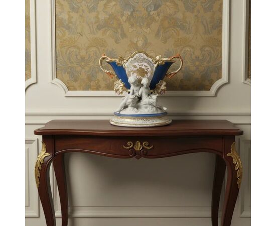 
Centrotavola in porcellana smaltata, XIX secolo